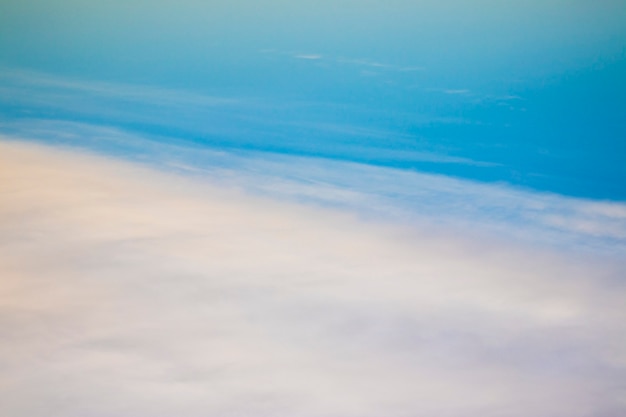 Weiße Wolken und blauer Himmelhintergrund