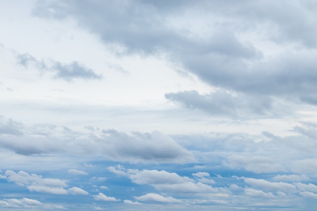 Weiße Wolken und Himmel