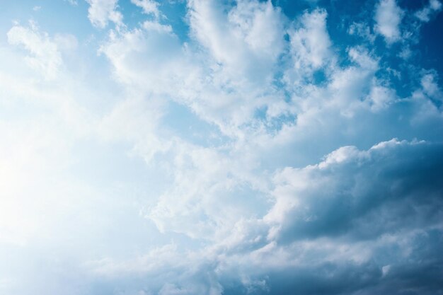 Weiße Wolken und Hintergrund des blauen Himmels