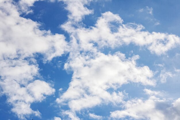 Weiße Wolken und Hintergrund oder Textur des blauen Himmels