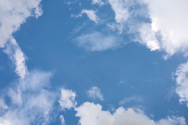 Weiße Wolken und natürlicher Hintergrund des blauen Himmels