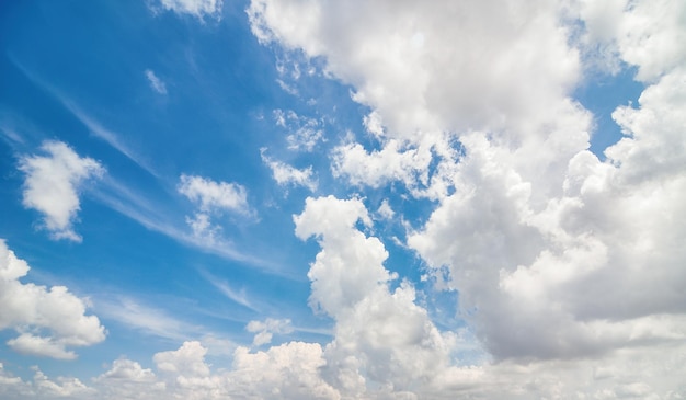 weiße Wolken und strahlend blauer Himmelshintergrund