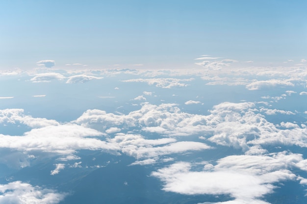 Weiße Wolken vom Flugzeug aus gesehen