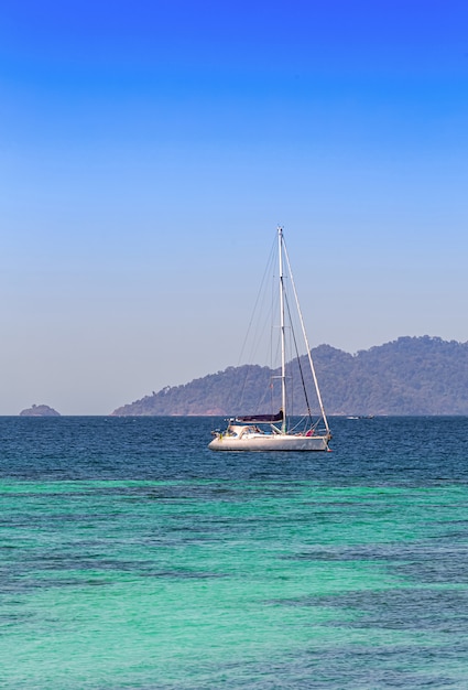 Weiße Yacht auf dem blauen Meer