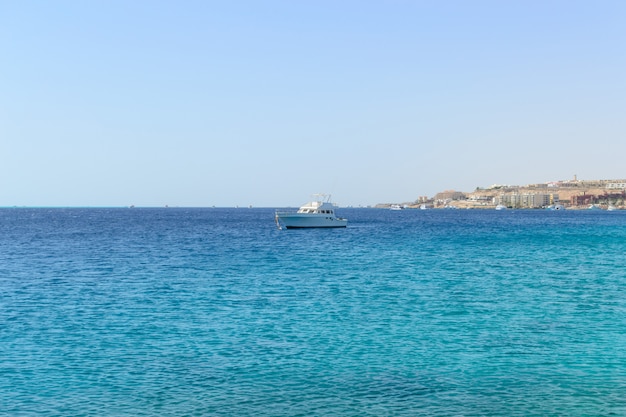 Weiße Yacht im Meer