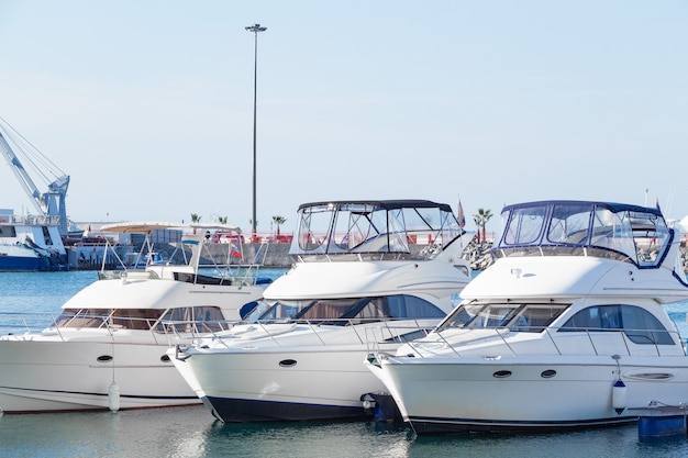 Weiße Yachten im Hafen. Boote im blauen Wasserhafen.