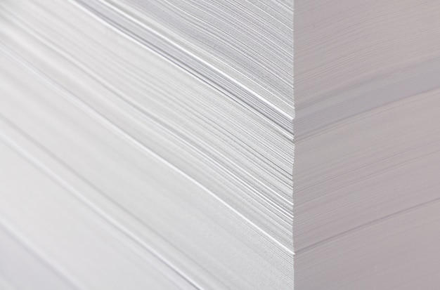 Weiße zerknitterte Papierstruktur. Natürlicher Hintergrund, Gestaltungselement.