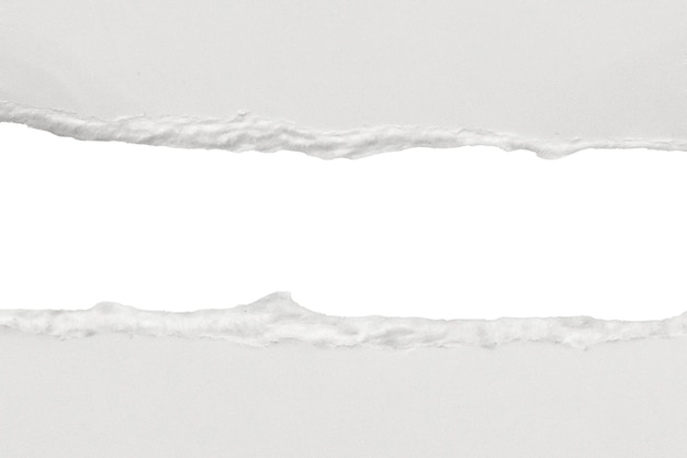 Foto weiße zerrissene papierstreifen mit zerrissenen kanten isoliert auf weißem hintergrund