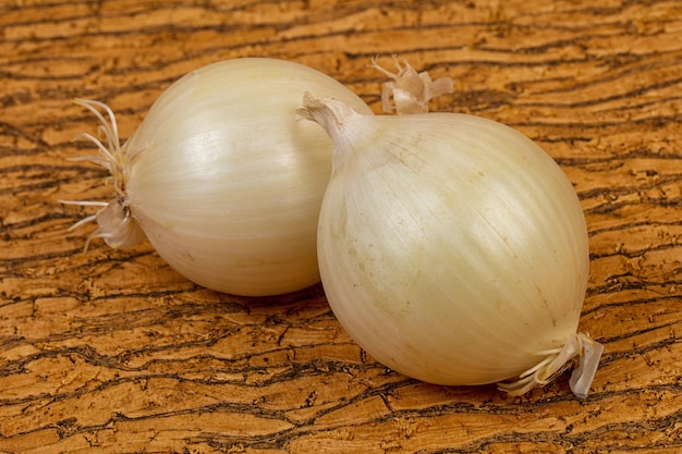 Weiße Zwiebel auf dem Holz