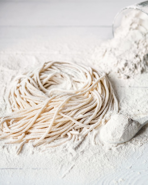 Weißen Teig für Nudeln formen Mehl Hausgemachte Pasta zubereiten
