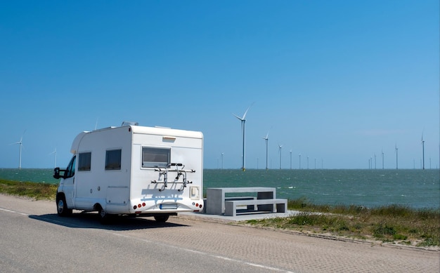 Weißer Anhänger Straße Windmühle Nordmeer blauer Himmel Niederländische Campingreise