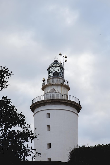 Weißer antiker Küstenleuchtturm