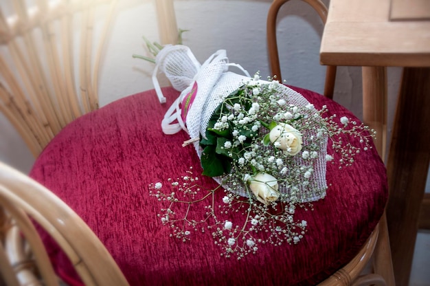 Weißer Blumenstrauß für den Tag der schwulen Hochzeit