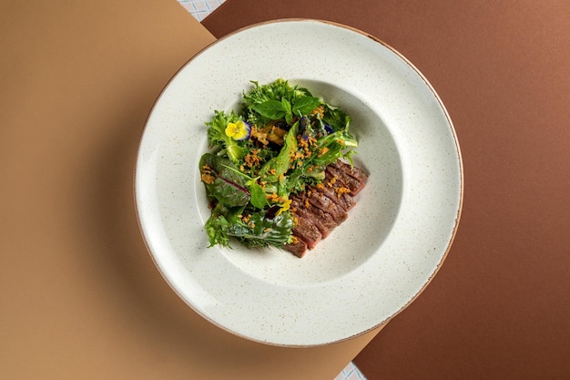 Weißer Bolw und Salat Frischer Lachssalat leichte Mahlzeit für ein gesundes Sashimi-Meeresfrüchte-Set