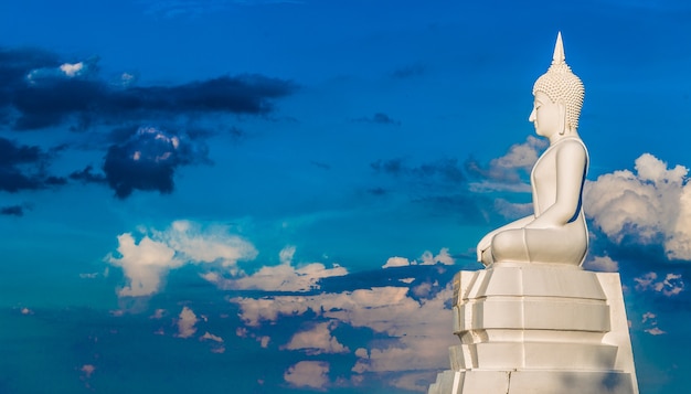 Weißer Buddha in Thailand