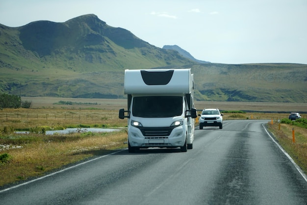 Weißer Camper, der auf einer Vorderansicht der Straße fährt