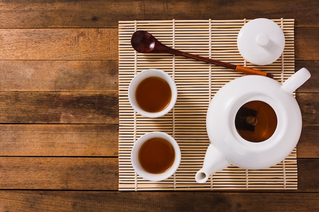 Weißer chinesischer Teesatz auf Holztisch, Draufsicht