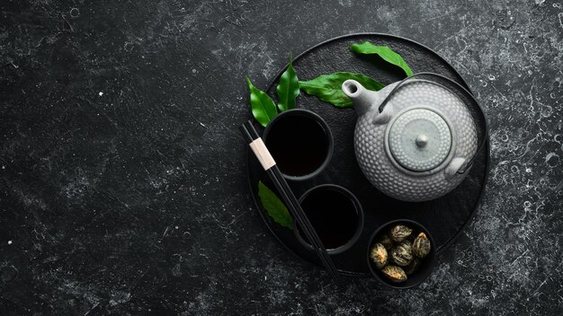Weißer chinesischer traditioneller Tee Auf einem rustikalen Hintergrund Draufsicht freier Speicherplatz für Ihren Text