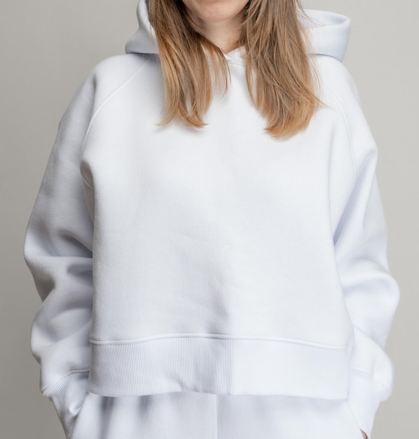 Weißer Damen-Sweatshirt-Rohling für ein Mockup ohne Logo