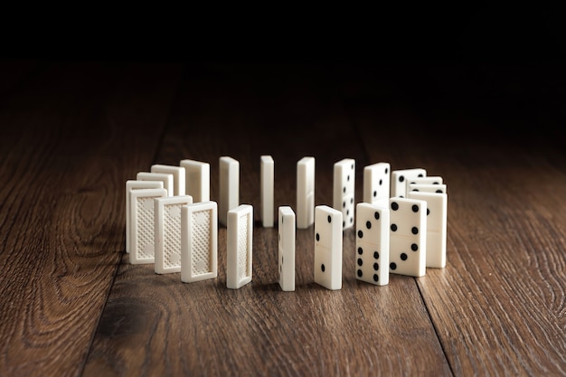 Foto weißer domino auf braunem holz