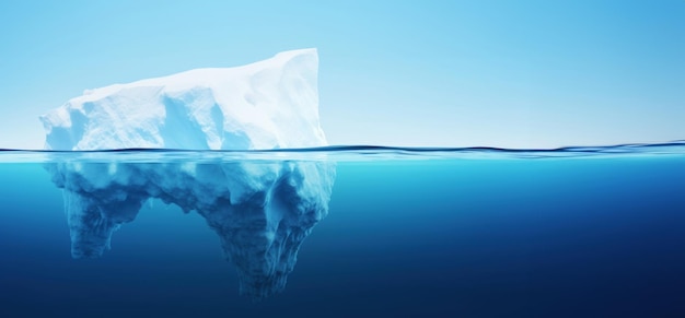Weißer Eisberg, der im klaren blauen Meer schwebt, unter und über dem Wasser. Global Warming Generativ