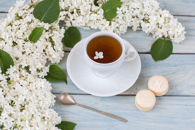 weißer Flieder, Tasse Tee und Makronen