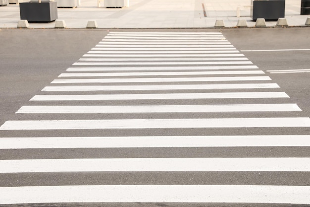 Weißer Fußgängerüberweg auf leerer Stadtstraße