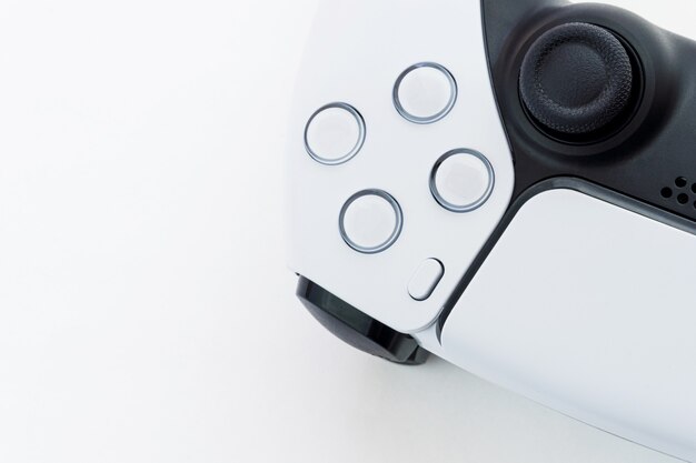 Weißer Gamecontroller der nächsten Generation isoliert auf weißem Hintergrund.