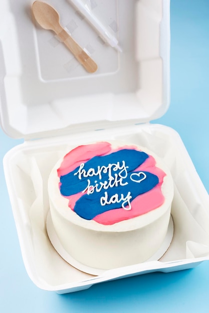 Weißer Geburtstags-Bento-Kuchen asiatischer Essenstrend Nettes Geschenk für jeden Urlaub Platz kopieren