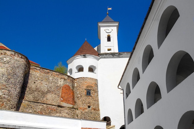 Weißer Glockenturm eines alten Schlosses