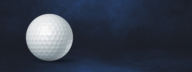 Foto weißer golfball lokalisiert auf einem dunkelblauen studiobanner. 3d-illustration