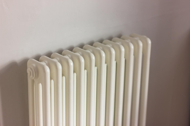 Weißer Heizkörper im Zimmer