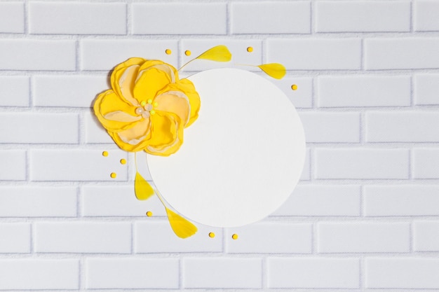 Weißer Hintergrund mit handgemachter sanfter gelber Blume, Rosen und Kristallen, flache Draufsicht