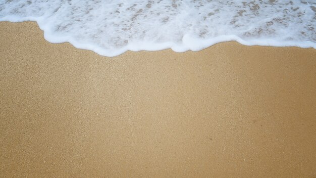 Weißer Hintergrund und Meer des sandigen Strandes