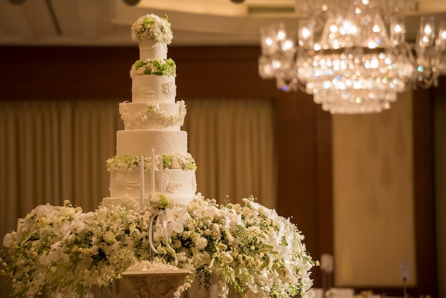 Weißer Hochzeitskuchen mit Blume