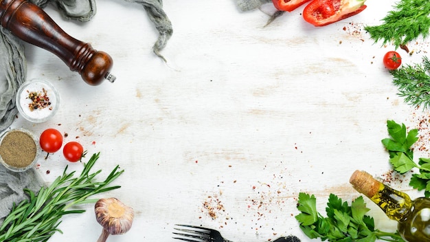 Weißer Holzhintergrund zum Kochen von Gemüse und Zutaten Draufsicht Freier Platz für Ihren Text