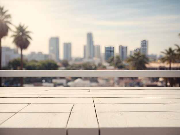 weißer Holztisch vor einem abstrakten, verschwommenen Hintergrund der Stadt Los Angeles