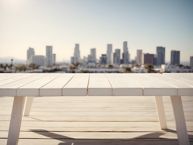 weißer Holztisch vor einem abstrakten, verschwommenen Hintergrund der Stadt Los Angeles