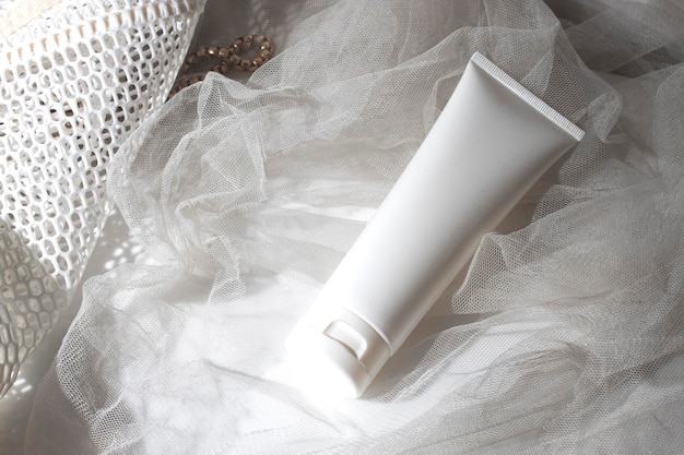 Weißer Holztischhintergrund mit Lebensstil, kosmetisches Make-up-Flaschenlotionscremeprodukt mit Schönheitsmode-Hautpflegegesundheitsmodell