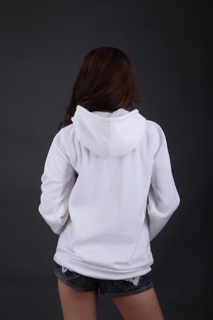 Weißer Hoodie der Frauen mit dem Wort Liebe auf der Rückseite