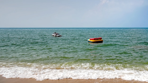 Weißer Jet Ski, der in das Meer schwimmt