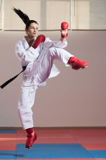 Weißer Karate-Kämpfer