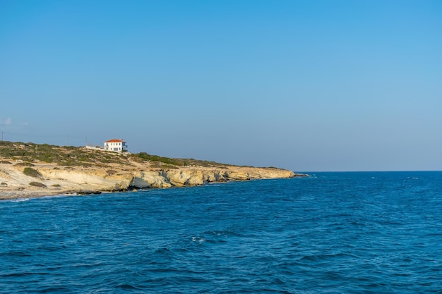 Weißer Klippenstrand auf der Insel Zypern
