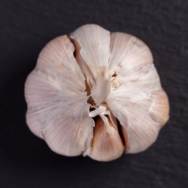 Foto weißer knoblauch auf schwarzem hintergrund isoliert gemüse