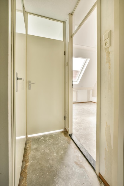 Foto weißer korridor in moderner wohnung