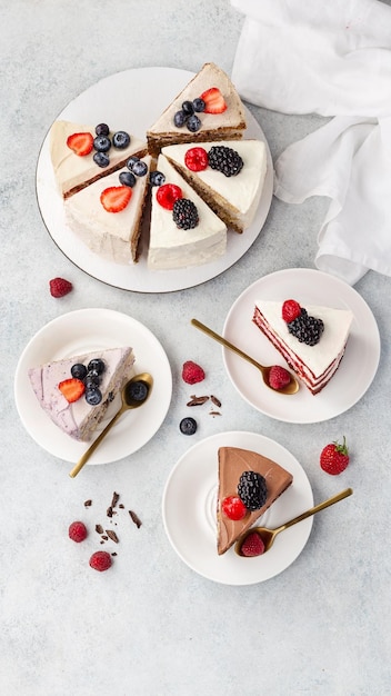 Weißer Kuchen-Beeren-Biskuitkuchen mit frischen Beeren und Sauerrahm auf weißem Hintergrund