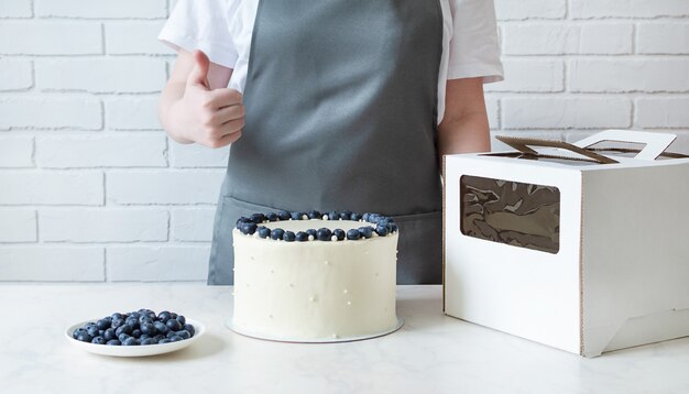 Weißer Kuchen mit Frischkäse und frischen Blaubeeren