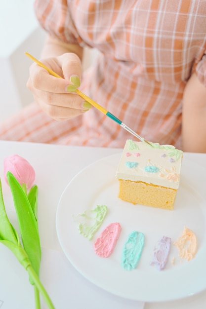 Weißer Kuchen mit gemalt auf weißem Hintergrund, DIY Kuchen, Dessert