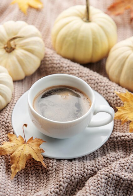 Weißer Kürbiskaffee und Herbstlaub