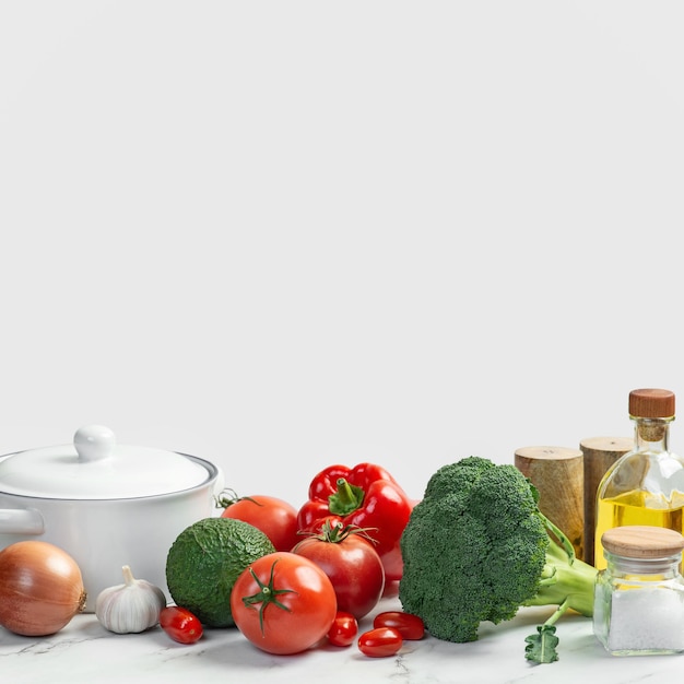Weißer kulinarischer Hintergrund mit Zutaten zum Kochen